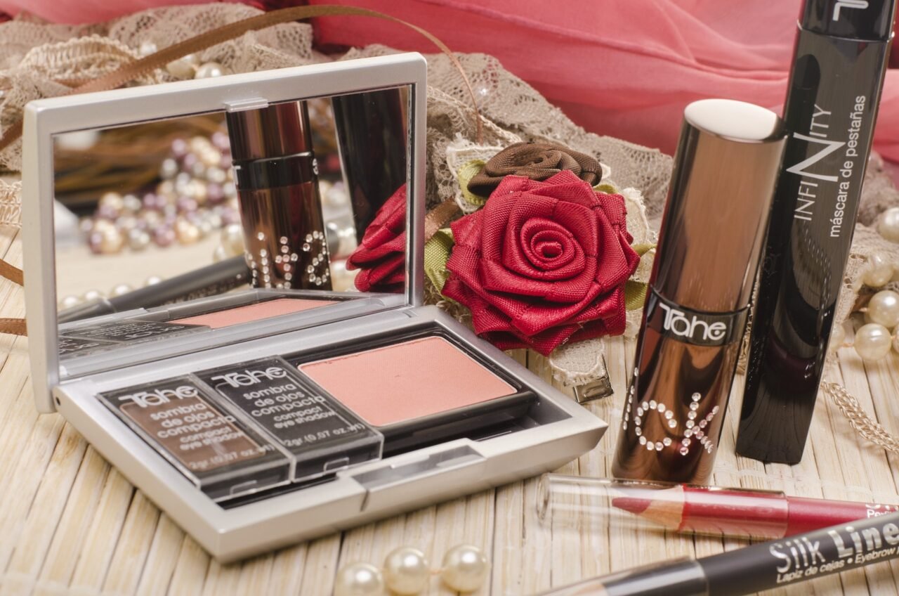 Produtos cosméticos e rosa decorativa em composição romântica.